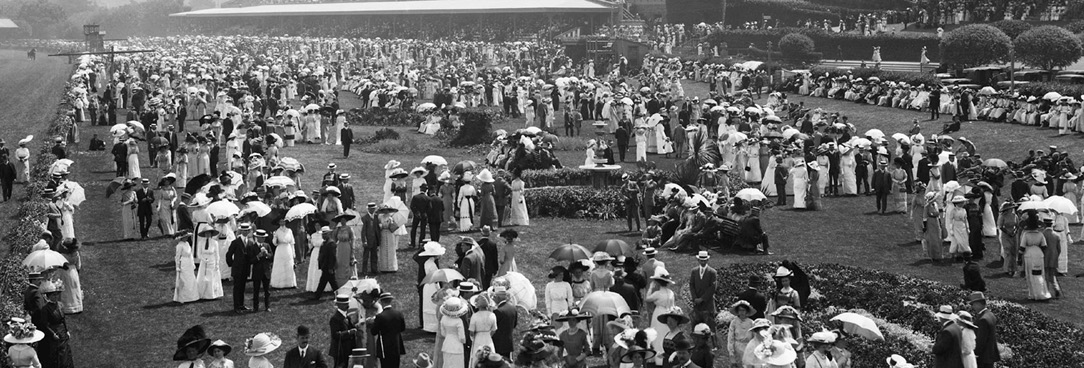 Black and white photo, crowd at Flemington races